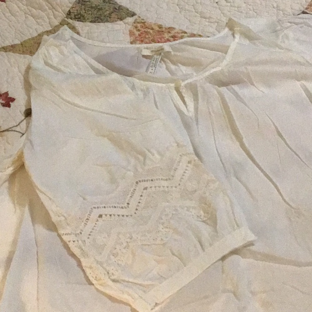 Maternity blouse, white with decorative lace on poofy sleeves